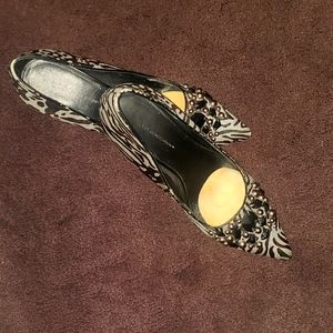 BCBGeneration black and grey 4 inches pumps
